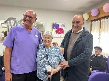 Imagen El presidente de la Diputación comparte con los residentes de La Alameda el décimo aniversario de la unidad de convivencia ‘Jaime Gil de Biedma’