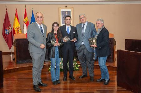 Imagen Arturo de Vicente recoge el XXXV Premio Internacional de Poesía Jaime Gil de Biedma de la Diputación en su edición más juvenil y mejor dotada económicamente